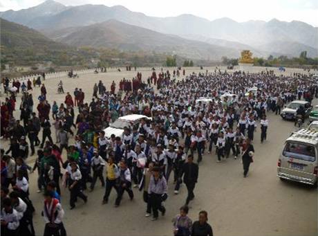 Studenti v uniformch vyli do ulic na podporu Tibettiny