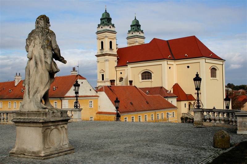 Prázdné schodit valtického zámku, teprve mimo sezonu vyniká dokonalá barokní tvá msteka