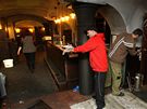 Pracovníci plzeské restaurace Na Parkánu uklízejí po noním poáru