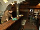 Pracovníci plzeské restaurace Na Parkánu uklízejí po noním poáru