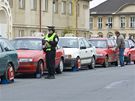 Plze�t� m�st�t� policist� nasazuj� boti�ky na �patn� zaparkovan� auta...