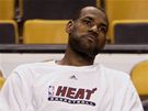 LeBron James leduje kolena na steleckém tréninku Miami Heat ped zápasem v Bostonu