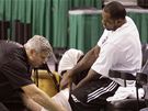 LeBron James leduje kolena na steleckém tréninku Miami Heat ped zápasem v Bostonu