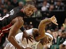 Dwyane Wade z Miami Heat obchází padajího Paula Pierce z Bostonu Celtics