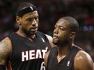 LeBron James (vlevo) a Dwyane Wade z Miami Heat