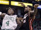 Nate Robinson (vlevo) z Bostonu Celtics si poradil s obranou LeBrona Jamese z Miami Heat