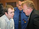 Václav Cojocaru hovoí se svým advokátem poté, co Krajský soud v Ostrav vynesl rozsudek za háství. (20. íjna 2010)