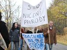 Martin Kadrman a Olga Sommerová zorganizovali petici za záchranu strom podél silnice mezi Mladkovem a Pastvinami.