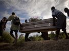 Pozstalí odnáí rakev se svým píbuzným, který na Haiti zemel na choleru