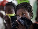 Dívka eká na sérum, které by ji mlo ochránit ped nákazou cholery