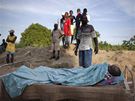 Pozstalí na Haiti stráí u postele mrtvého píbuzného