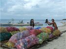 Umlý ostrov Spiral Island nadnáí pytle se síoviny naplnné plastovými lahvemi