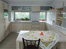 Druh� kuchyn� je v poschod�. D�ky okn�m se v n� nemus� �asto sv�tit