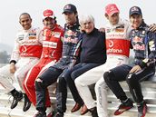 Zleva: Hamilton, Alonso, Webber, Ecclestone, Button a Vettel. Pt adept na titul mistra svta 2010 ti zvody ped koncem sezony a f serilu formule 1.