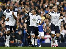 VYROVNNO. Rafael van der Vaart (uprosted) z Tottenhamu se raduje pot, co vyrovnal na 1:1 v utkn s Evertonem.