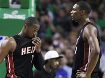 VELK TRIO. Premira nevychz, o prvnm poloase duelu v Bostonu byla trojice hvzd Miami Heat zklaman. Zleva LeBron James, Dwyane Wade a Chris Bosh