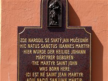 Nepomuk, pamětní deska na kostele sv. Jana Nepomuckého