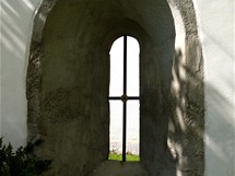 Klášter u Nepomuka, okno ve hřbitovní zdi