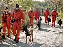 Policist a hasii pokrauj v ptrn po poheovan Anice v prask Troji. (24. jna 2010)