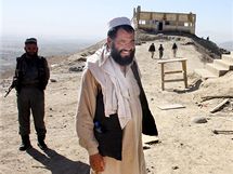 Afghnsk inenr vysvtluje tlumonkovi, jak pokroili se stavbou pozorovac stanice