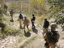 Vojci s civilisty se propltaj porosty na afghnskm venkov