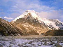 Mount Baruntse (7129 m) v neplskch Himaljch.