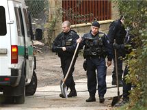 Policist pokrauj v ptrn po poheovan Anice v prask Troji. (25. jna 2010)