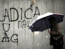 Npis na zdi "Mladie do Haagu" v Blehrad v Srbsku. (25. jna 2010)