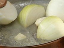 Na másle orestujte na čtvrtky pokrájenou cibuli a oloupané stroužky česneku 
