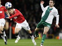 HLAVIKA: Na branku Bursasporu hlavikuje Ji-Sung Park z Manchesteru United