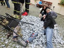 Ukzka zchrannch prac v oblasti zasaen zemtesenm. Organiztoi pemnili ndvo olomouck Arcidieczn charity na msto katastrofy.