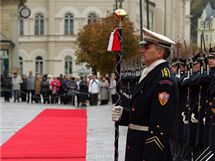 Hradní stráž nacvičovala na Mlýnské kolonádě uvítací ceremoniál a vojenskou přehlídku pro prezidenty Visegrádské čtyřky, kteří se v Karlových Varech sejdou 5. a 6. listopadu.