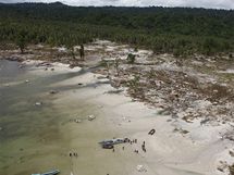 Niiv tsunami v Indonsii splchla do moe cel vesnice (29. jna 2010)