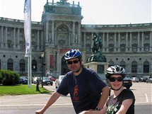 Vde, cyklist u Hofburgu