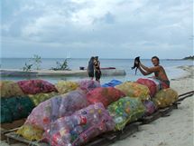 Umělý ostrov Spiral Island nadnáší pytle se síťoviny naplněné plastovými lahvemi