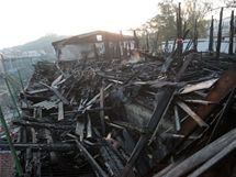 Spáleniště budovy na Florenci, kde v noci zahynulo osm lidí (27.10. 2010)