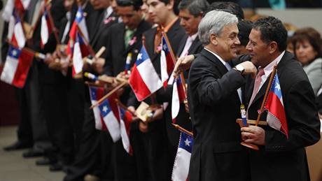 Chilský prezident Sebastian Piera vyznamenal zachránné horníky. (25. íjna 2010)