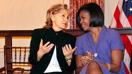 Hillary Clintonová a Michelle Obamová na pedávání mezinárodních cen Women of Courage (2010).