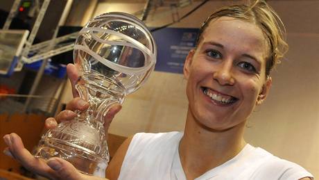 POHÁR PRO VICEMISTRYN� SV�TA. Ivana Ve�e�ová zapózovala s pohárem. 