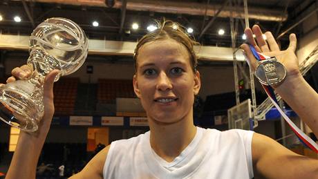 POHÁR PRO VICEMISTRYN� SV�TA. Ivana Ve�e�ová zapózovala s pohárem a st�íbrnou medailí. 