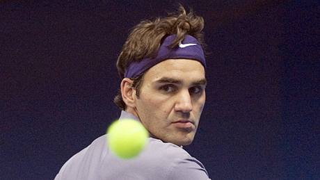 RETURN. výcar Roger Federer se soustedí na odehrání míku v utkání s Chorvatem Ivanem Ljubiiem.