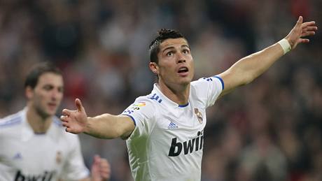 PARÁDNÍ PEDSTAVENÍ. Cristiano Ronaldo v utkání proti Santanderu stelecky zazáil.