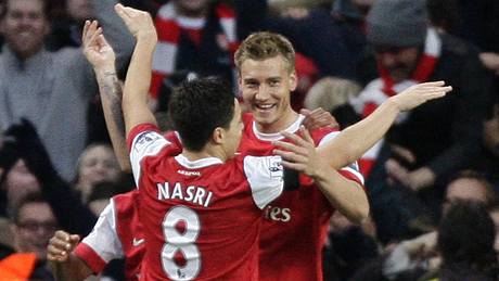 U VEDEME 3:0. Fotbalisté Arsenalu se radují ze tetího gólu do sít Manchesteru City, který vstelil Nicklas Bendtner (elem)