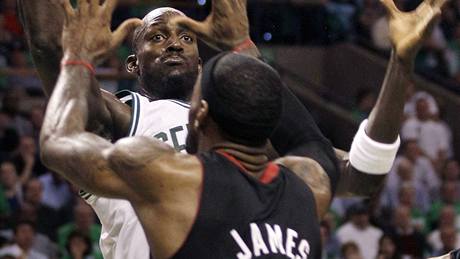 Kevin Garnett z Bostonu Celtics je bránn LeBronem Jamesem z Miami Heat
