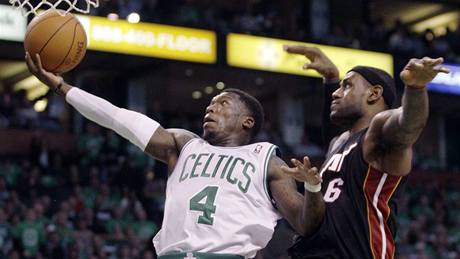 Nate Robinson (vlevo) z Bostonu Celtics si poradil s obranou LeBrona Jamese z Miami Heat