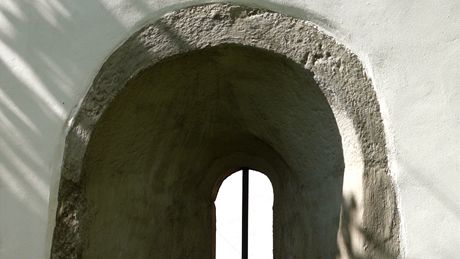 Kláter u Nepomuka, okno ve hbitovní zdi