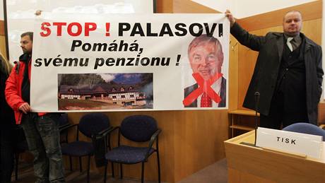 Na hejtmanství p�i�li lidé s transparenty. Nelíbilo se jim, �e hejtman Palas nechce vysv�tlit nejasnosti ve financování svého penzionu.