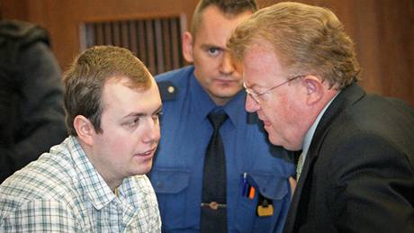 Vclav Cojocaru hovo se svm advoktem pot, co Krajsk soud v Ostrav vynesl rozsudek za hstv. (20. jna 2010)