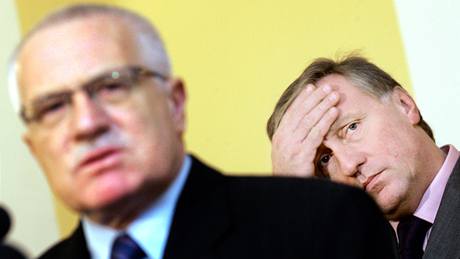 Ze strany Topolánka p�i�la dosud z�ejm� nejost�ej�í kritika Václava Klause. Podle jeho slov ho prezidentovo vyjád�ení pro MF DNES znechutilo.