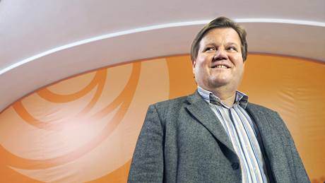 Zden�k �kromach se raduje z výsledk� senátních voleb. V nich získala �SSD dvanáct k�esel. (23. �íjna 2010)